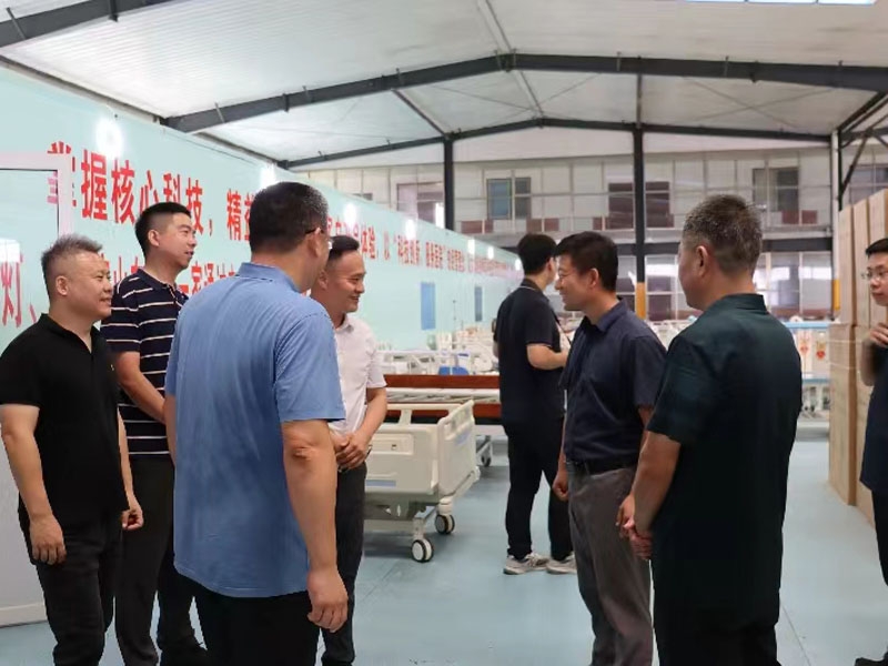 9月5日，國(guó)家發(fā)展和改革委員會(huì)各位領(lǐng)導(dǎo)及曲阜市陵城鎮(zhèn)政府各級(jí)領(lǐng)導(dǎo)，蒞臨集團(tuán)公司考察調(diào)研產(chǎn)業(yè)融合發(fā)展情況